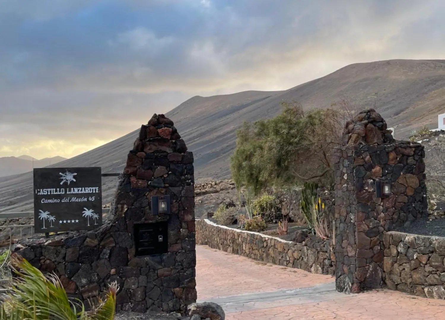 Castillo Lanzarote Villa Sophie - Luxury Villa -Sleep In A Volcanic Cave With Heated Pool Tías 0*,