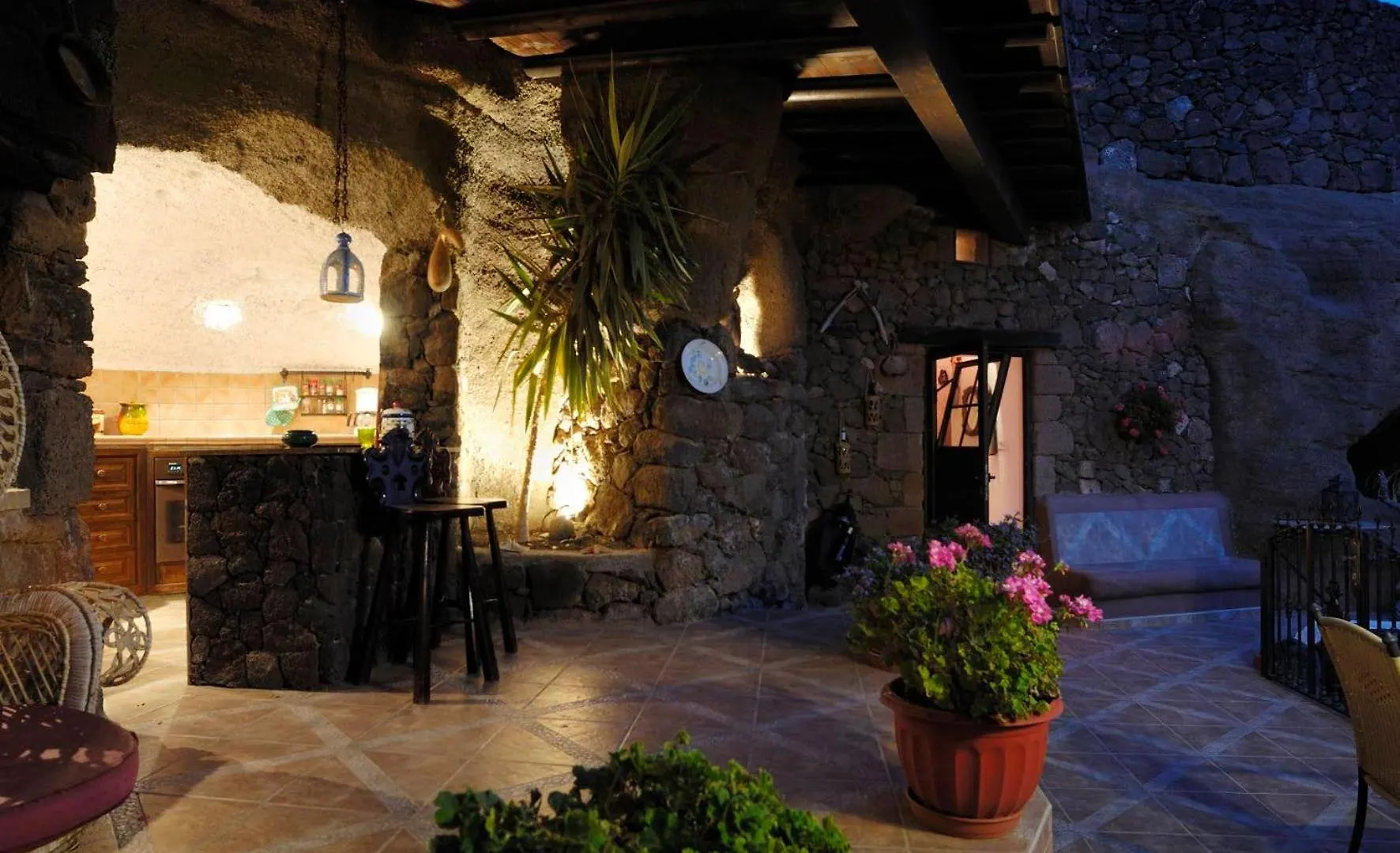 Castillo Lanzarote Villa Sophie - Luxury Villa -Sleep In A Volcanic Cave With Heated Pool Tías 0*,